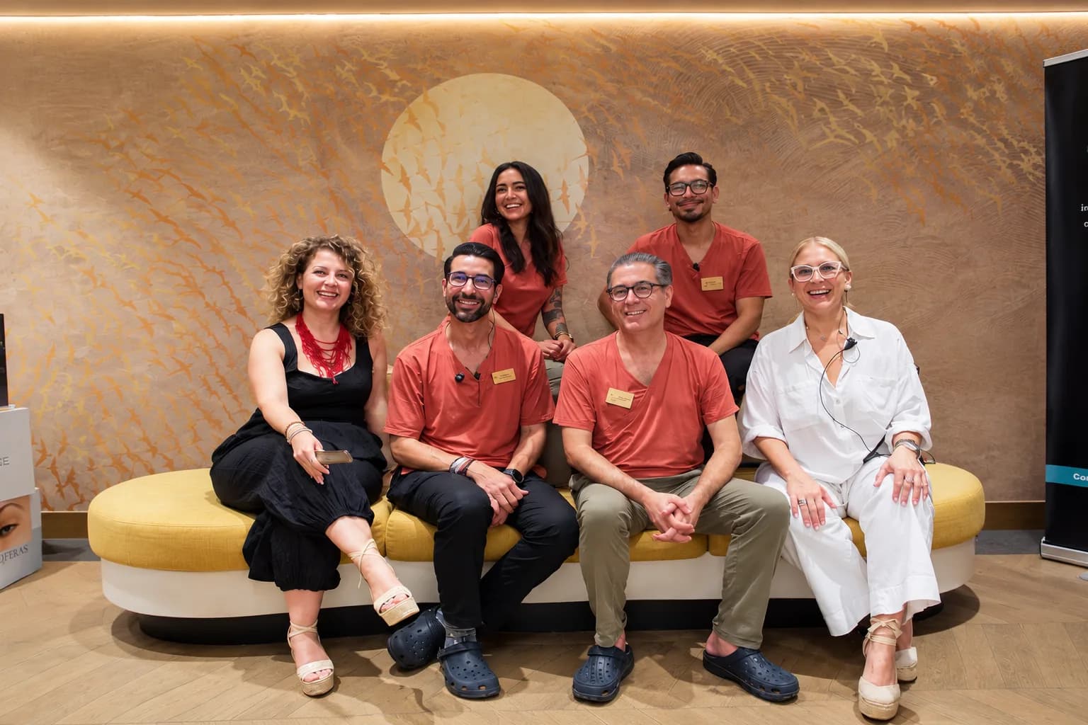 Equipo de Maysoon en la sala de espera de la clínica
